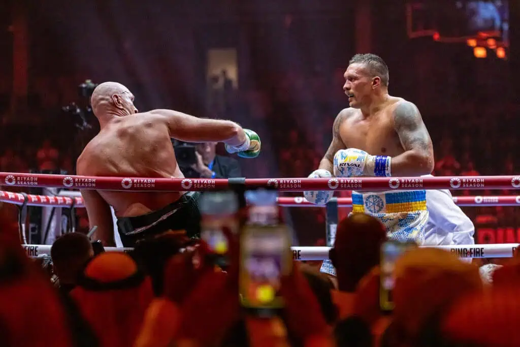 Boxers Fury and Usyk in a fierce match during the heavyweight championship.